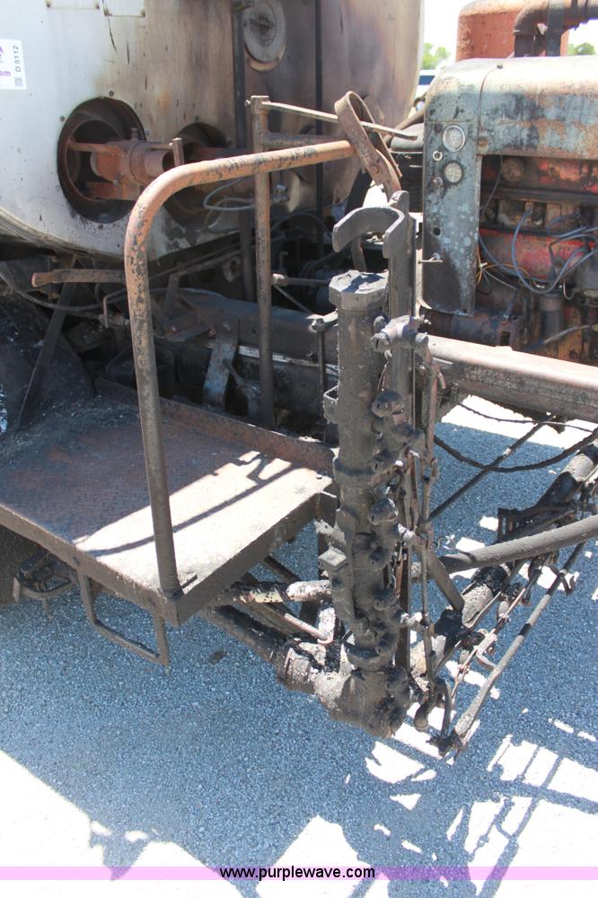 image for item D5112 1973 International 1600 oil distributor truck