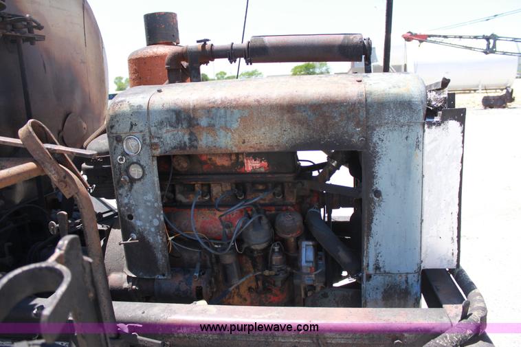 image for item D5112 1973 International 1600 oil distributor truck