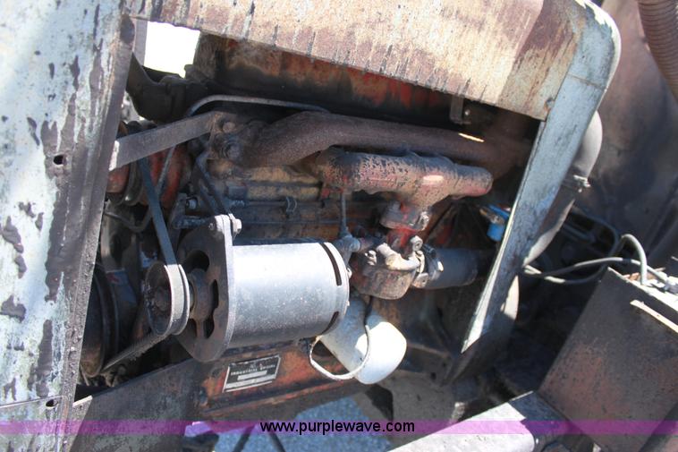 image for item D5112 1973 International 1600 oil distributor truck