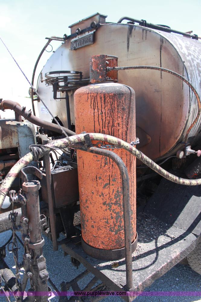 image for item D5112 1973 International 1600 oil distributor truck