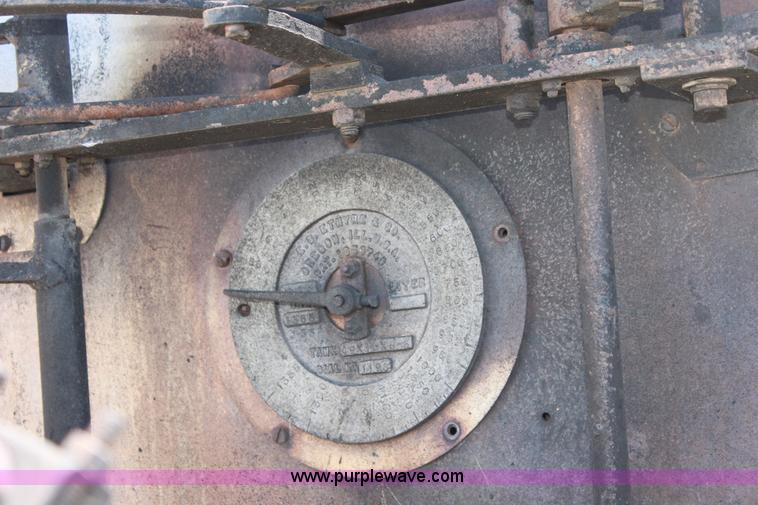 image for item D5112 1973 International 1600 oil distributor truck