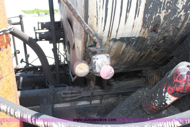 image for item D5112 1973 International 1600 oil distributor truck