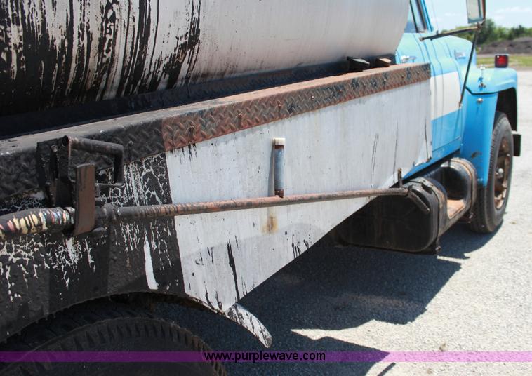 image for item D5112 1973 International 1600 oil distributor truck