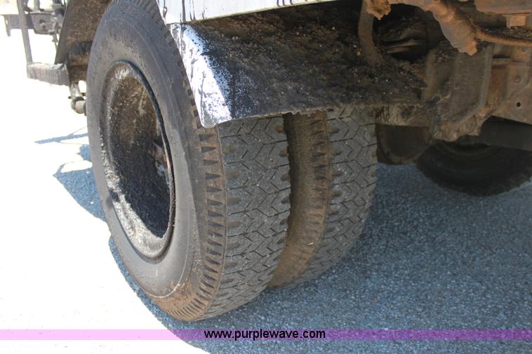 image for item D5112 1973 International 1600 oil distributor truck