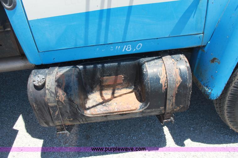 image for item D5112 1973 International 1600 oil distributor truck