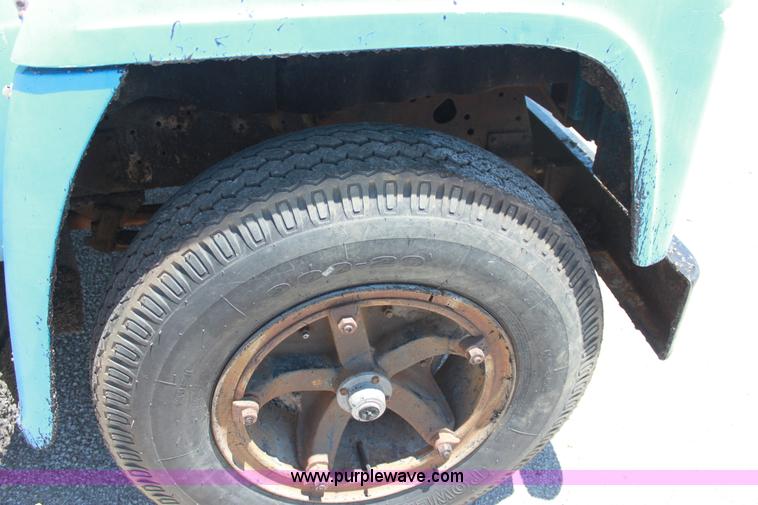 image for item D5112 1973 International 1600 oil distributor truck