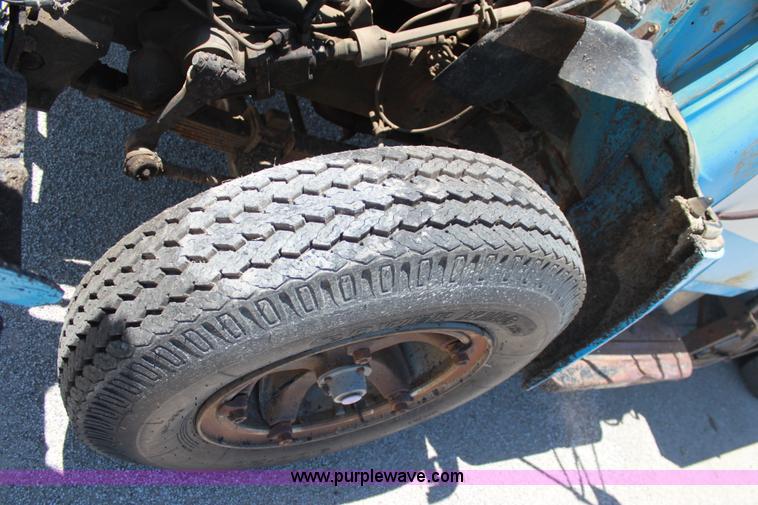 image for item D5112 1973 International 1600 oil distributor truck