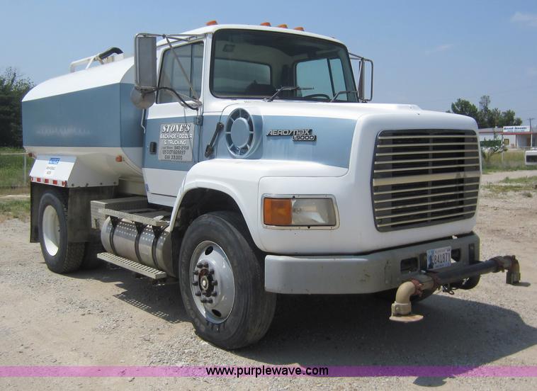 image for item D5546 1995 Ford L9000 AeroMax water truck