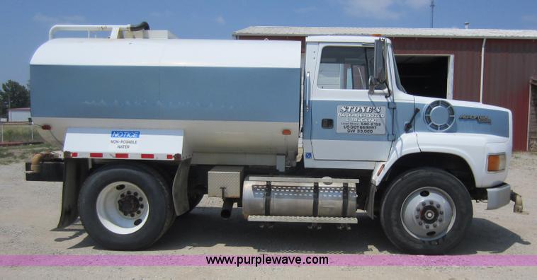 image for item D5546 1995 Ford L9000 AeroMax water truck