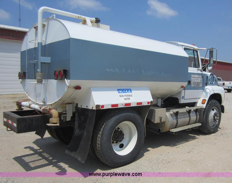 image for item D5546 1995 Ford L9000 AeroMax water truck