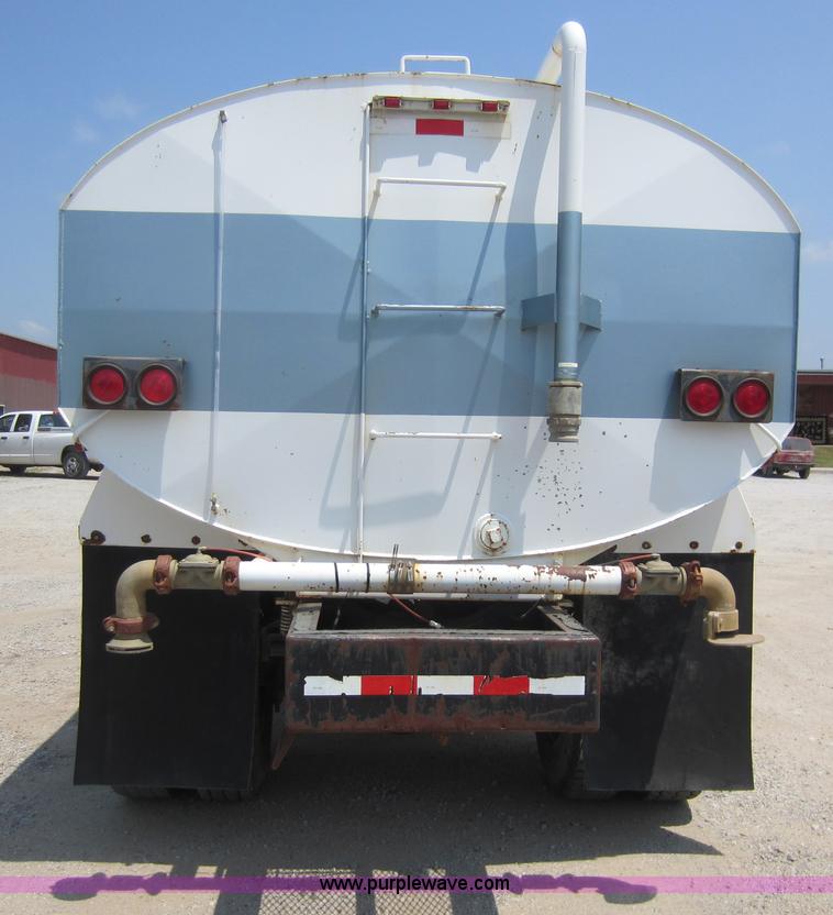 image for item D5546 1995 Ford L9000 AeroMax water truck