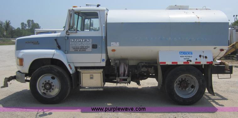 image for item D5546 1995 Ford L9000 AeroMax water truck