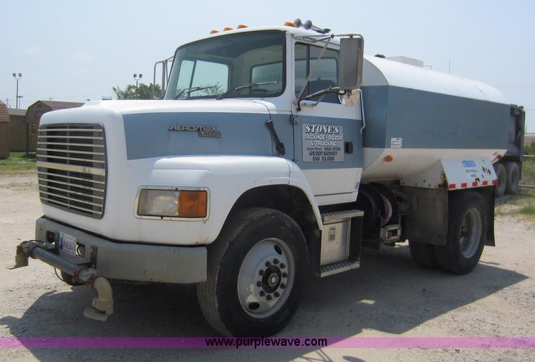 image for item D5546 1995 Ford L9000 AeroMax water truck
