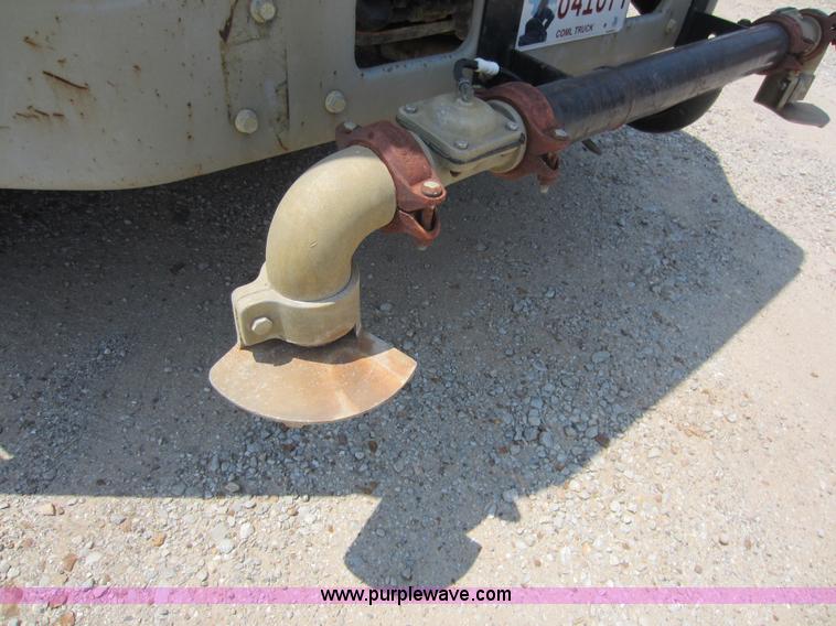 image for item D5546 1995 Ford L9000 AeroMax water truck