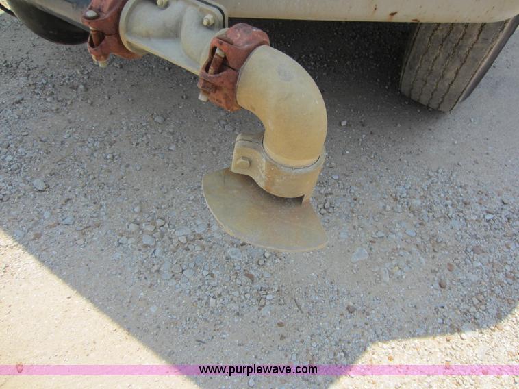 image for item D5546 1995 Ford L9000 AeroMax water truck