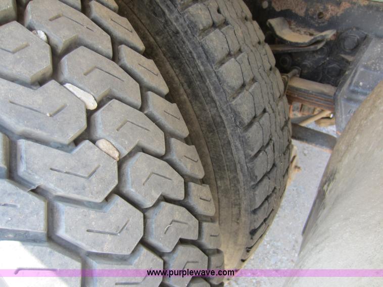 image for item D5546 1995 Ford L9000 AeroMax water truck