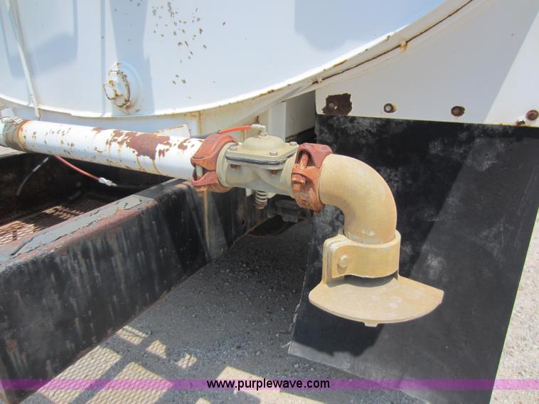 image for item D5546 1995 Ford L9000 AeroMax water truck