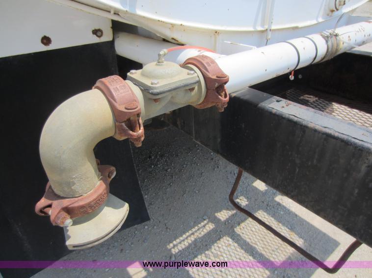 image for item D5546 1995 Ford L9000 AeroMax water truck