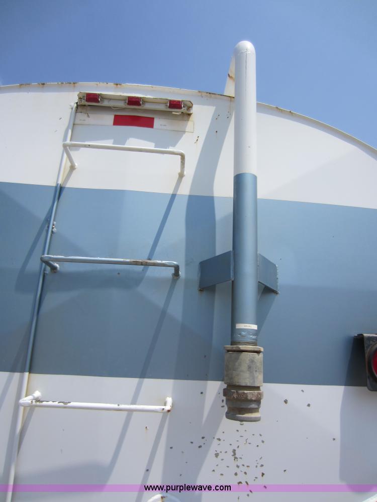 image for item D5546 1995 Ford L9000 AeroMax water truck