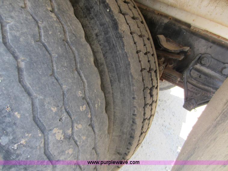 image for item D5546 1995 Ford L9000 AeroMax water truck