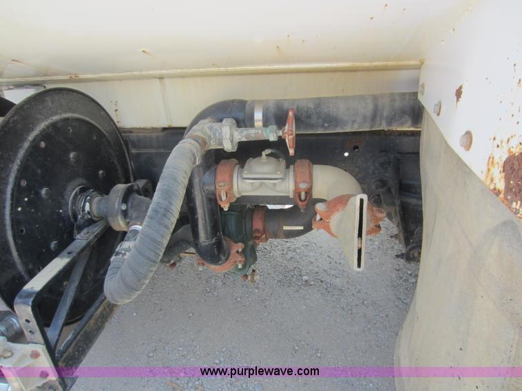 image for item D5546 1995 Ford L9000 AeroMax water truck