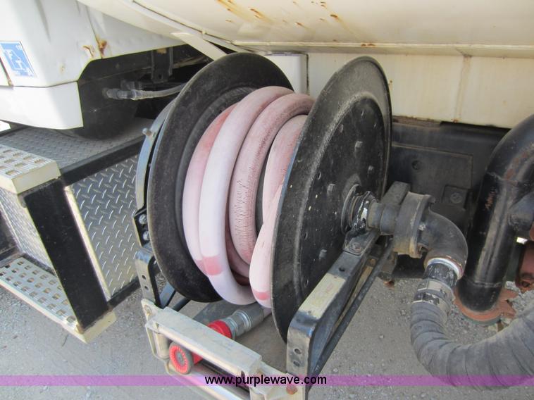 image for item D5546 1995 Ford L9000 AeroMax water truck