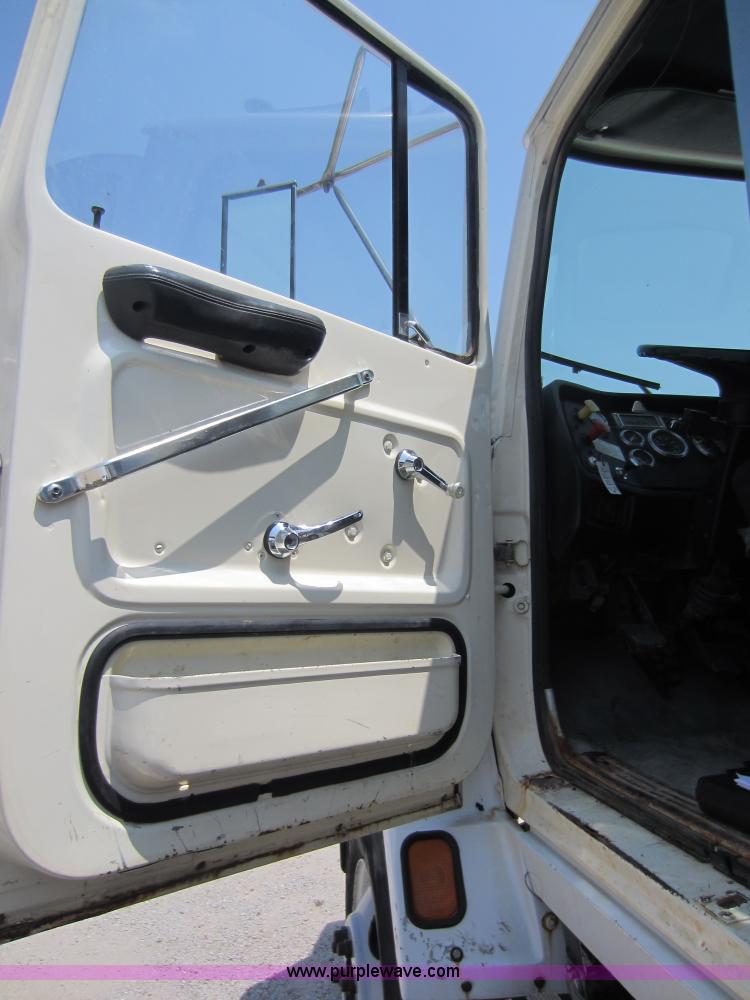 image for item D5546 1995 Ford L9000 AeroMax water truck