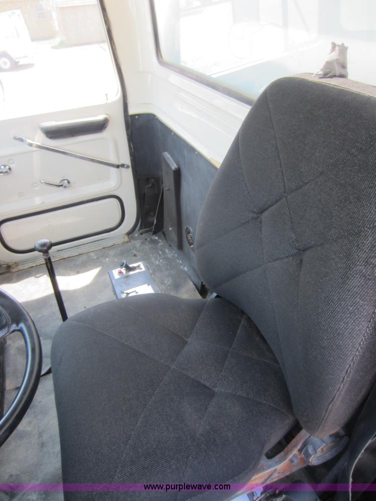 image for item D5546 1995 Ford L9000 AeroMax water truck