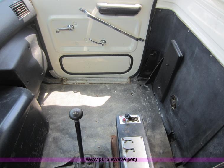 image for item D5546 1995 Ford L9000 AeroMax water truck