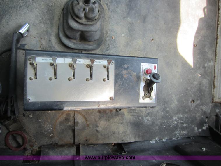 image for item D5546 1995 Ford L9000 AeroMax water truck