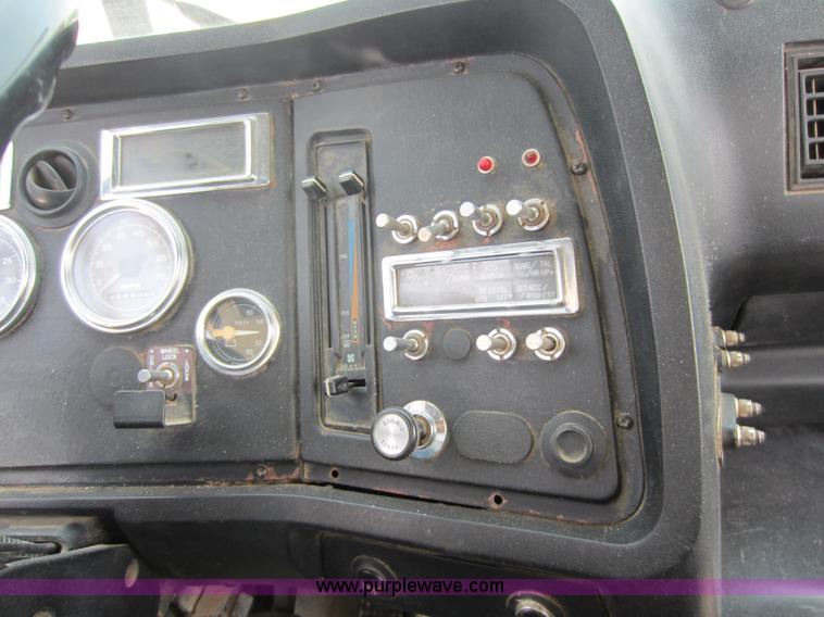 image for item D5546 1995 Ford L9000 AeroMax water truck