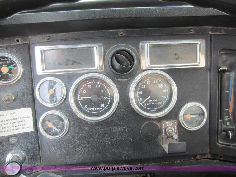 image for item D5546 1995 Ford L9000 AeroMax water truck