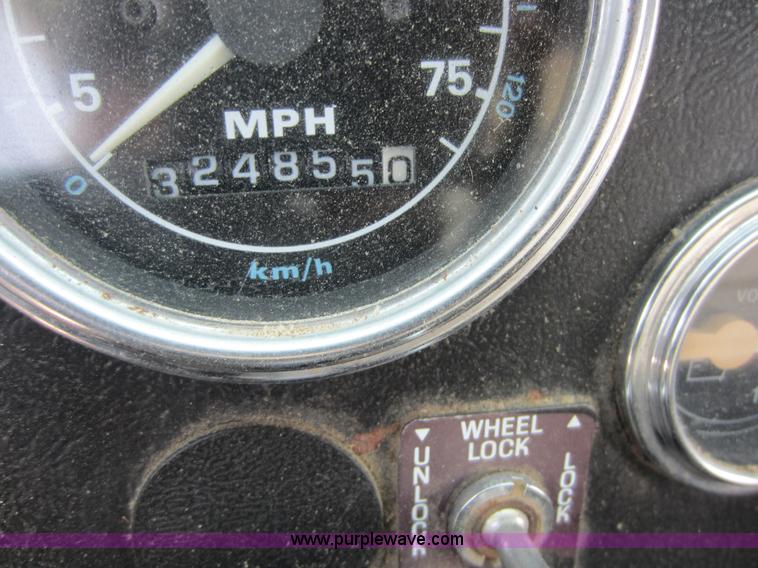 image for item D5546 1995 Ford L9000 AeroMax water truck