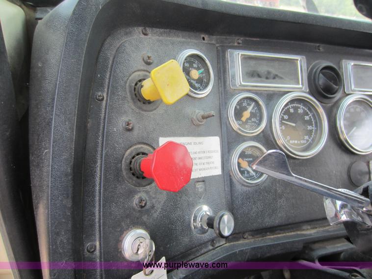 image for item D5546 1995 Ford L9000 AeroMax water truck