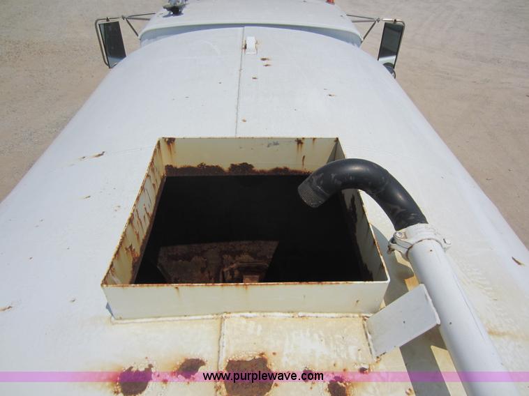 image for item D5546 1995 Ford L9000 AeroMax water truck