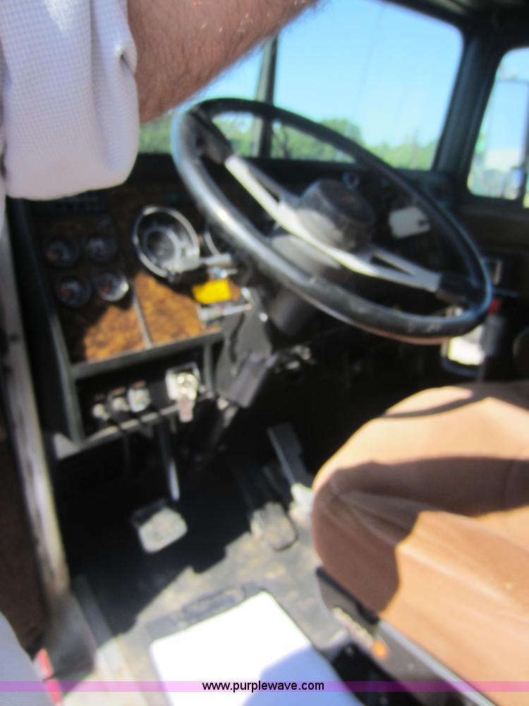 image for item D5549 1995 Kenworth T800 dump truck