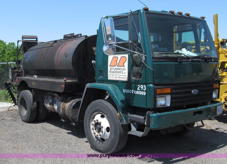 image for item D6524 1994 Ford CF7000 asphalt distribution truck