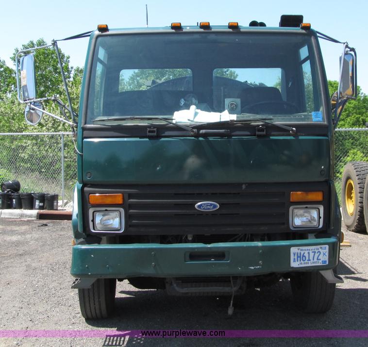 image for item D6524 1994 Ford CF7000 asphalt distribution truck