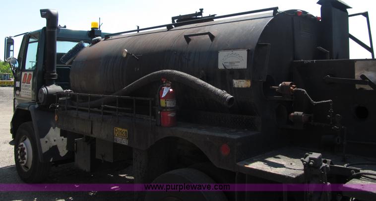 image for item D6524 1994 Ford CF7000 asphalt distribution truck