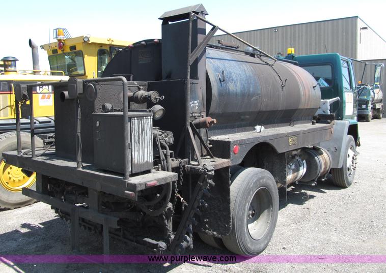image for item D6524 1994 Ford CF7000 asphalt distribution truck