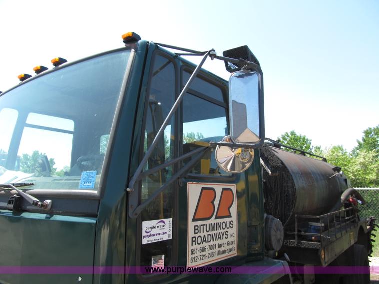 image for item D6524 1994 Ford CF7000 asphalt distribution truck