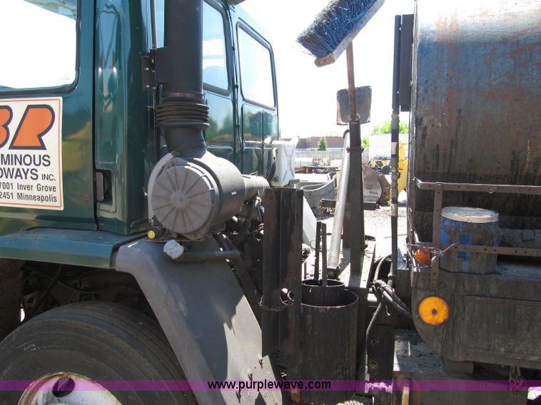 image for item D6524 1994 Ford CF7000 asphalt distribution truck