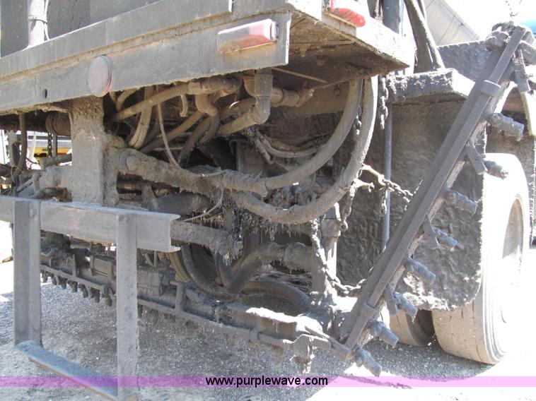 image for item D6524 1994 Ford CF7000 asphalt distribution truck