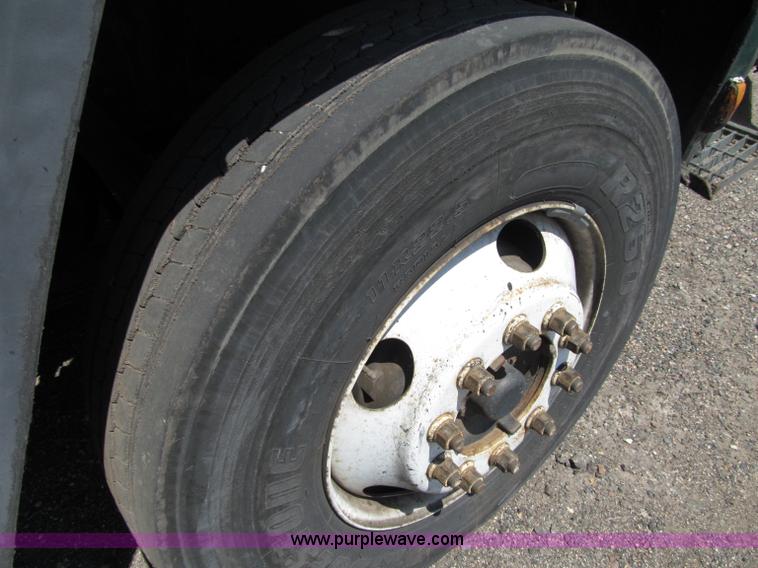 image for item D6524 1994 Ford CF7000 asphalt distribution truck