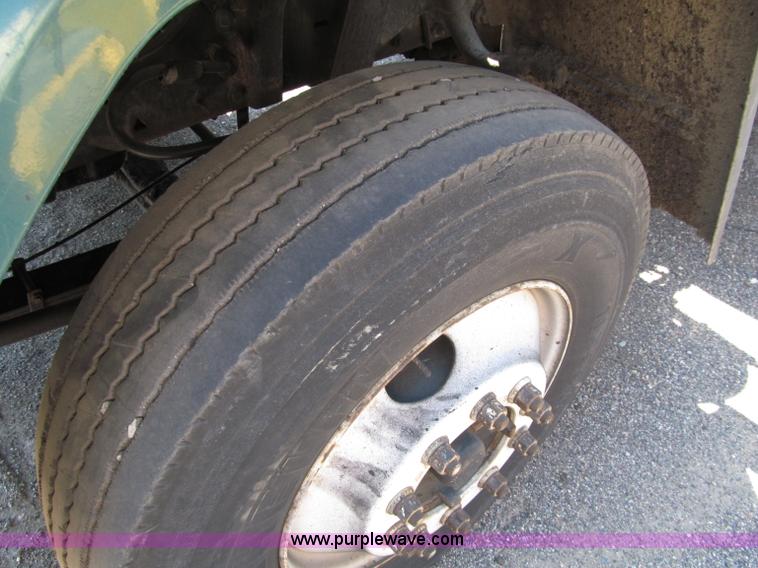 image for item D6524 1994 Ford CF7000 asphalt distribution truck