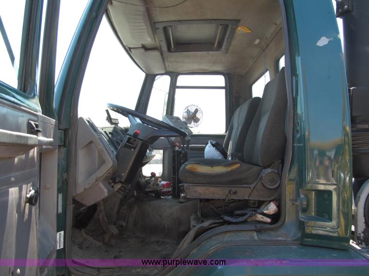 image for item D6524 1994 Ford CF7000 asphalt distribution truck