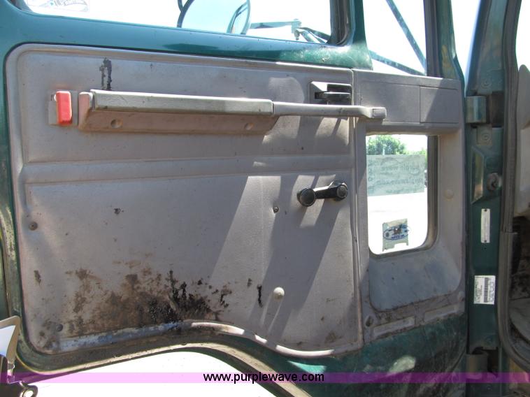 image for item D6524 1994 Ford CF7000 asphalt distribution truck