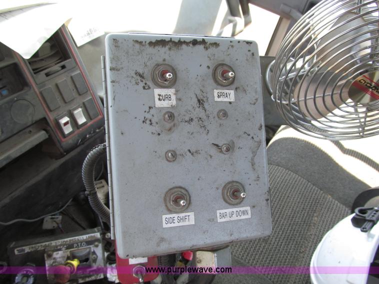 image for item D6524 1994 Ford CF7000 asphalt distribution truck