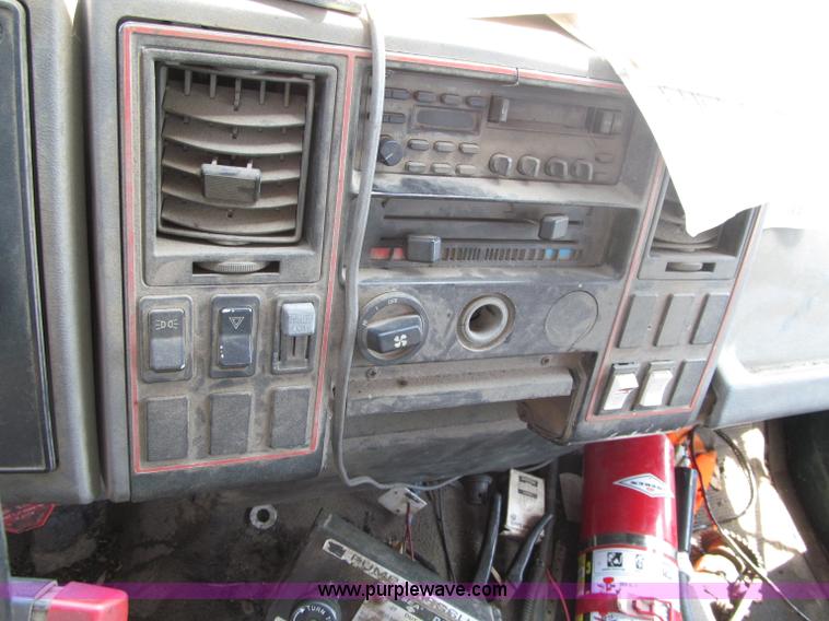 image for item D6524 1994 Ford CF7000 asphalt distribution truck