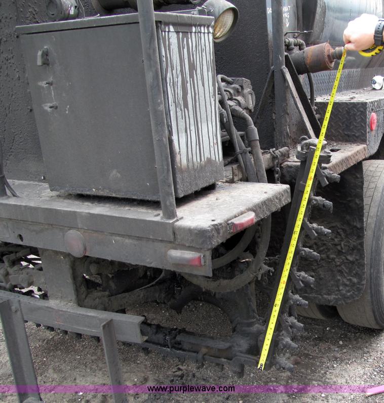 image for item D6524 1994 Ford CF7000 asphalt distribution truck